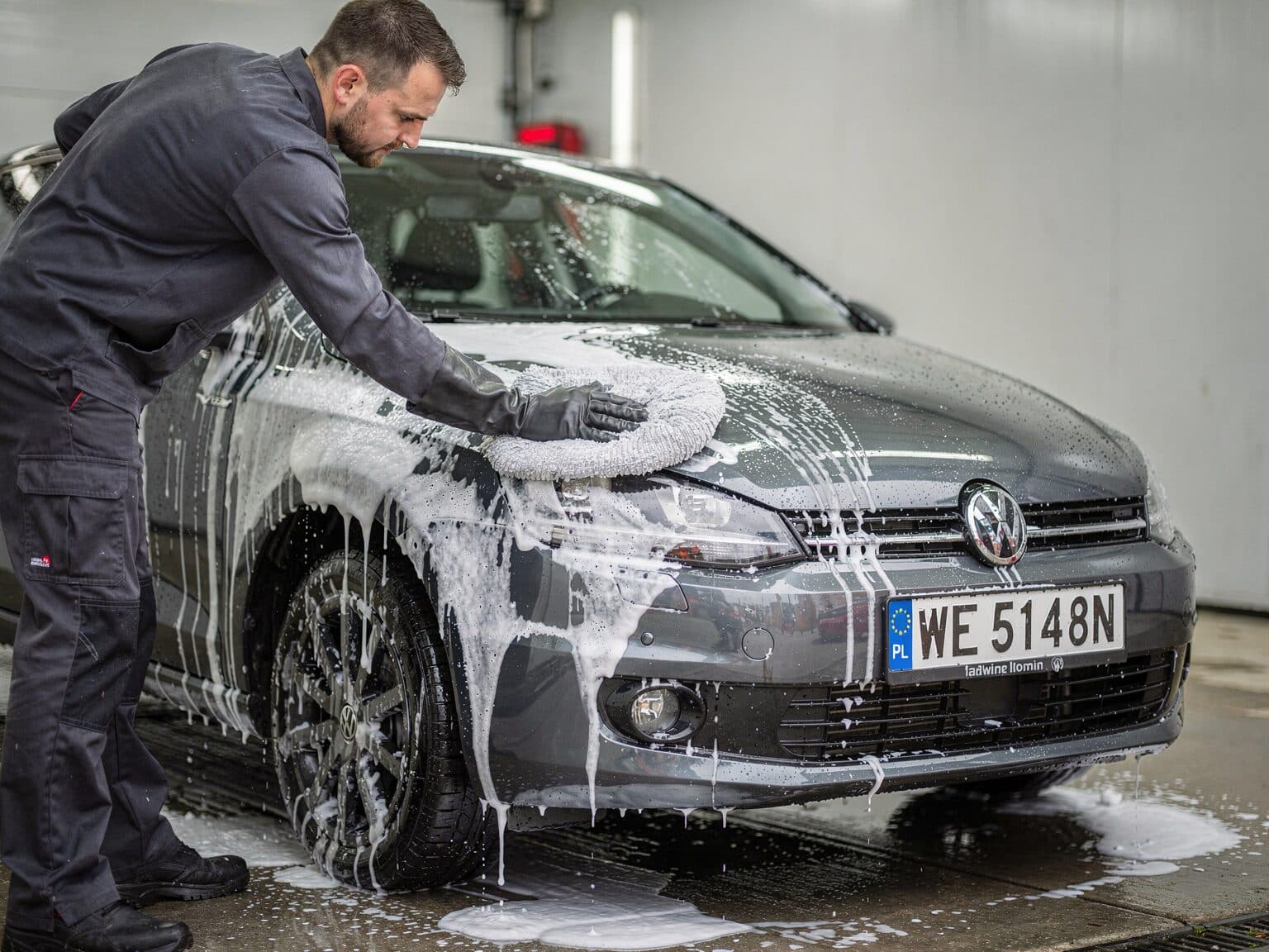 Auto wraca umyte po naprawie — Fleet Team Mycie auta po naprawie powypadkowej — samochód pokryty pianą przed zwrotem klientowi