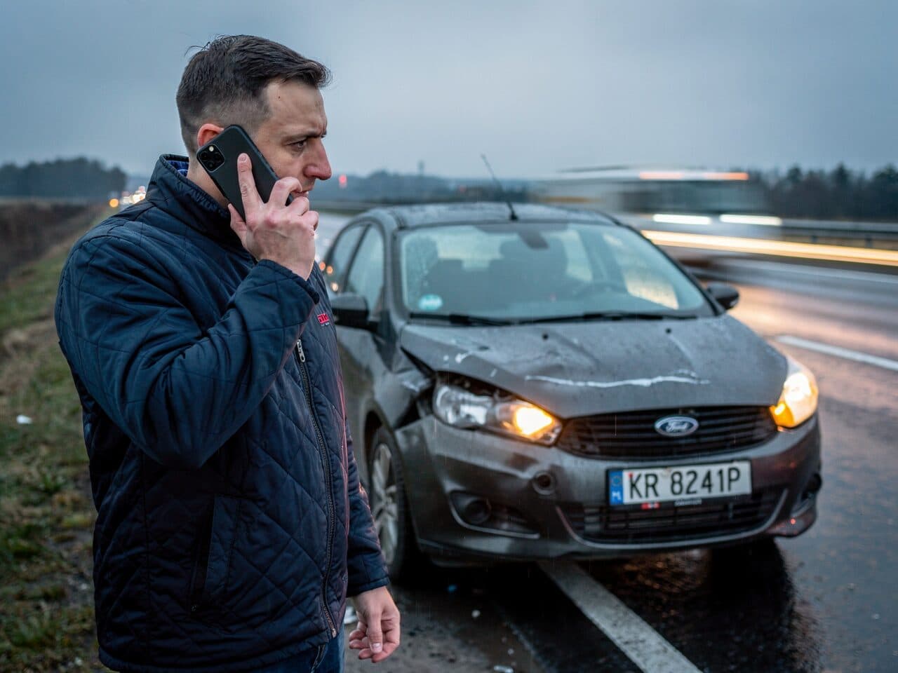 Zgłoszenie szkody — aktywacja procedury Zgłoszenie szkody po kolizji — kierowca dzwoni do Fleet Team, stojąc przy rozbitym aucie na poboczu