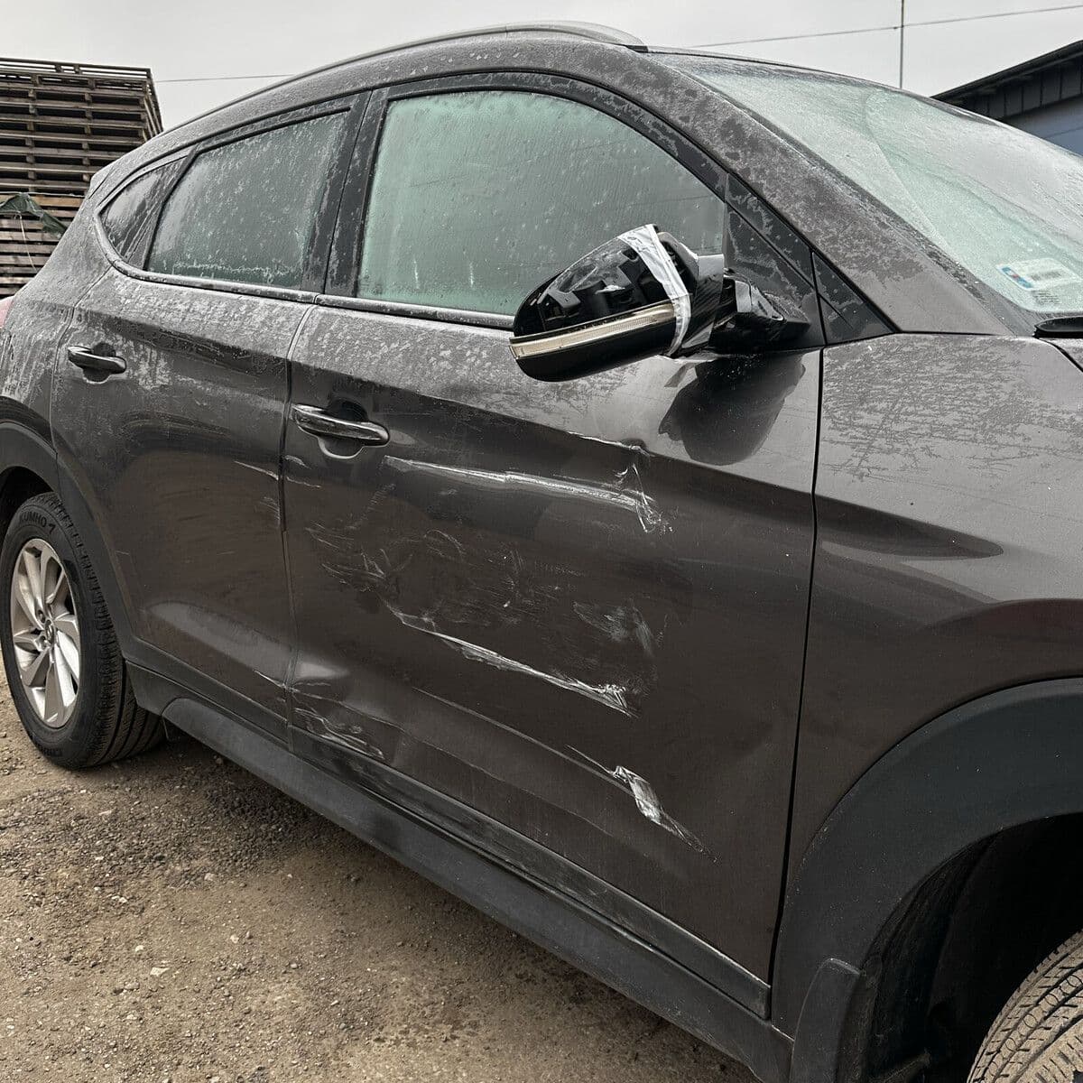 Hyundai Tucson — wgnieciony bok, drzwi i próg przed naprawą powypadkową