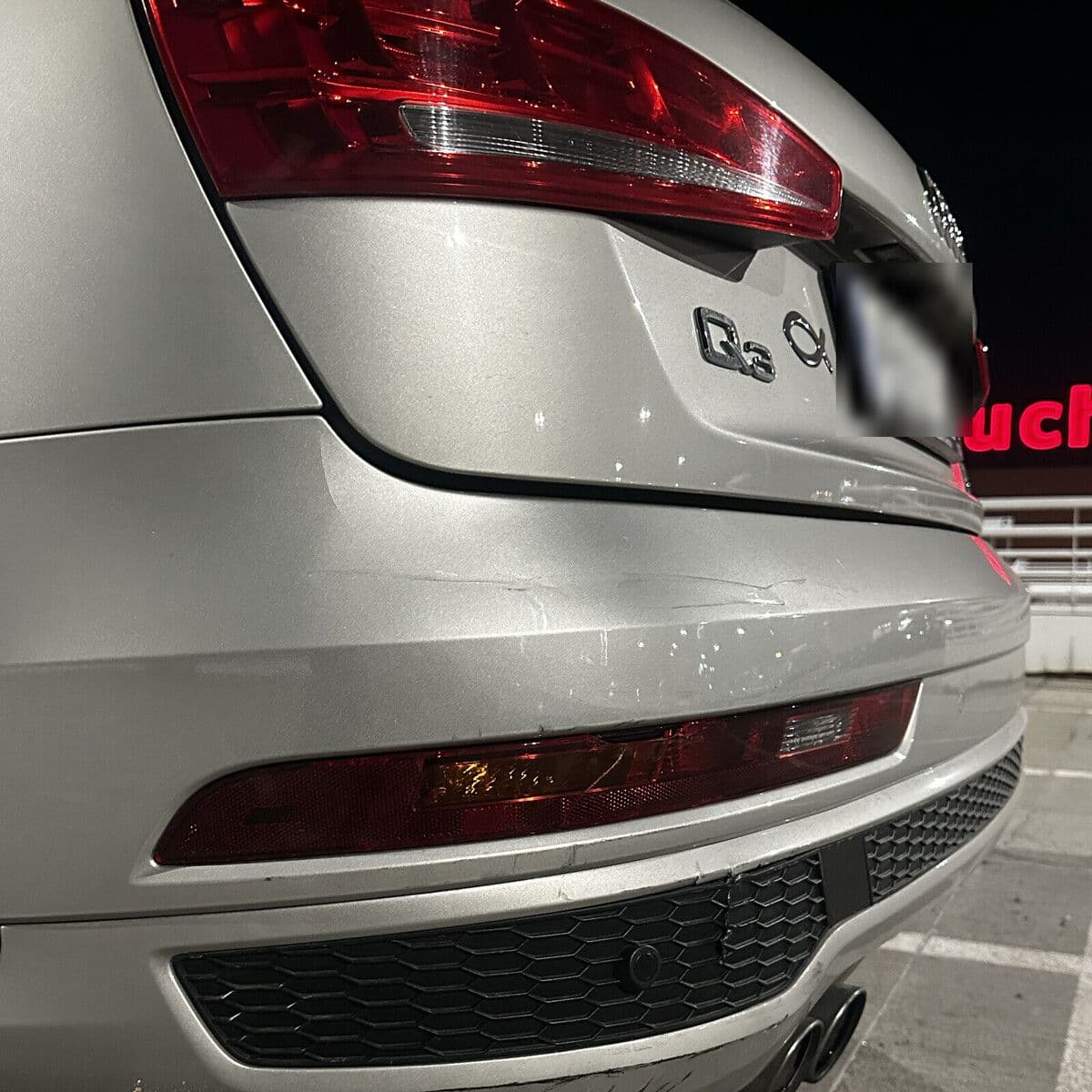 Audi Q3 — otarcia tylnego zderzaka przed naprawą powypadkową