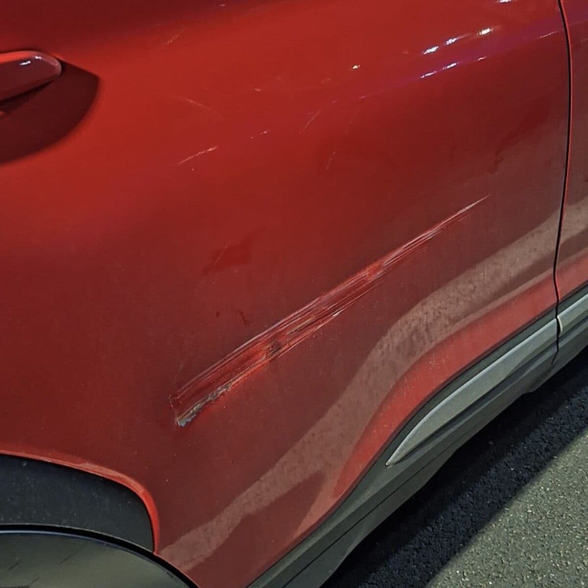 Hyundai — głęboka rysa na drzwiach przed naprawą powypadkową