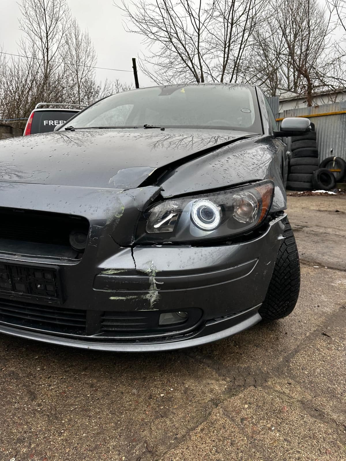 Volvo S40 — rozbity przód: maska, błotnik i reflektor przed naprawą powypadkową