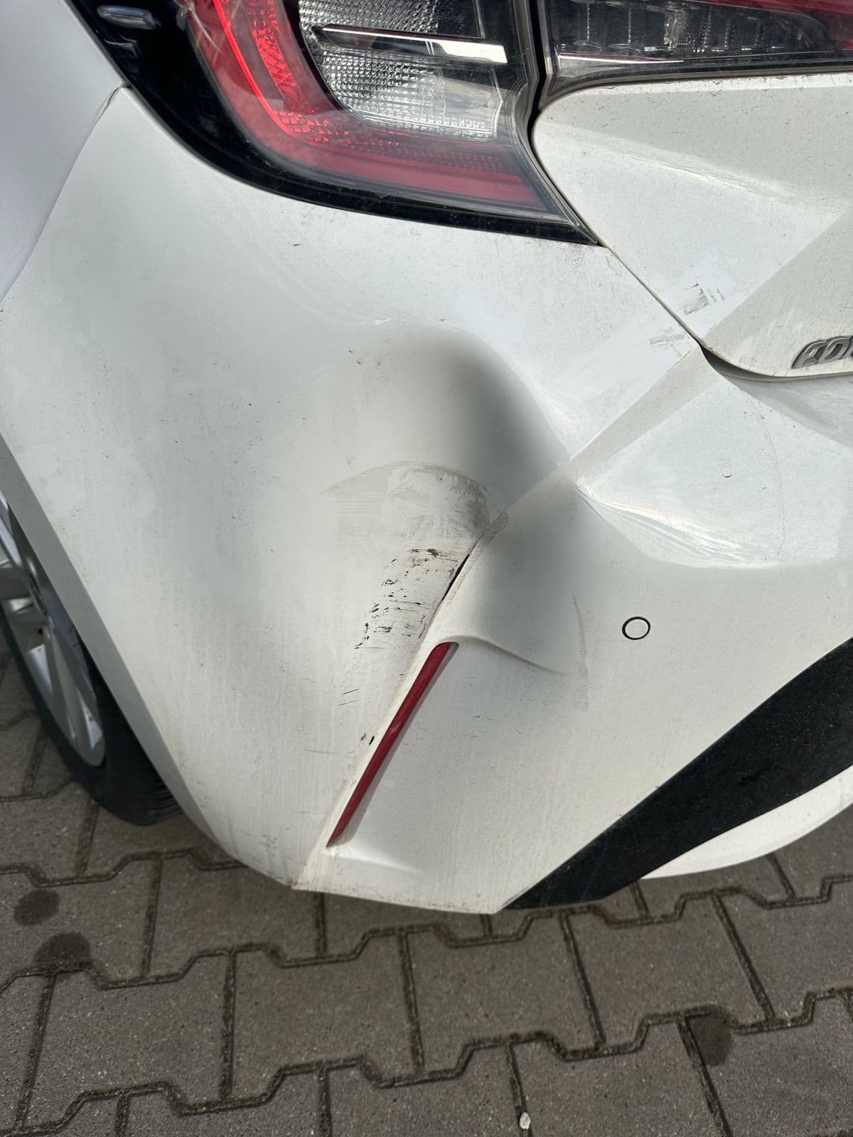 Toyota Corolla — wgnieciony narożnik tylnego zderzaka przed naprawą powypadkową