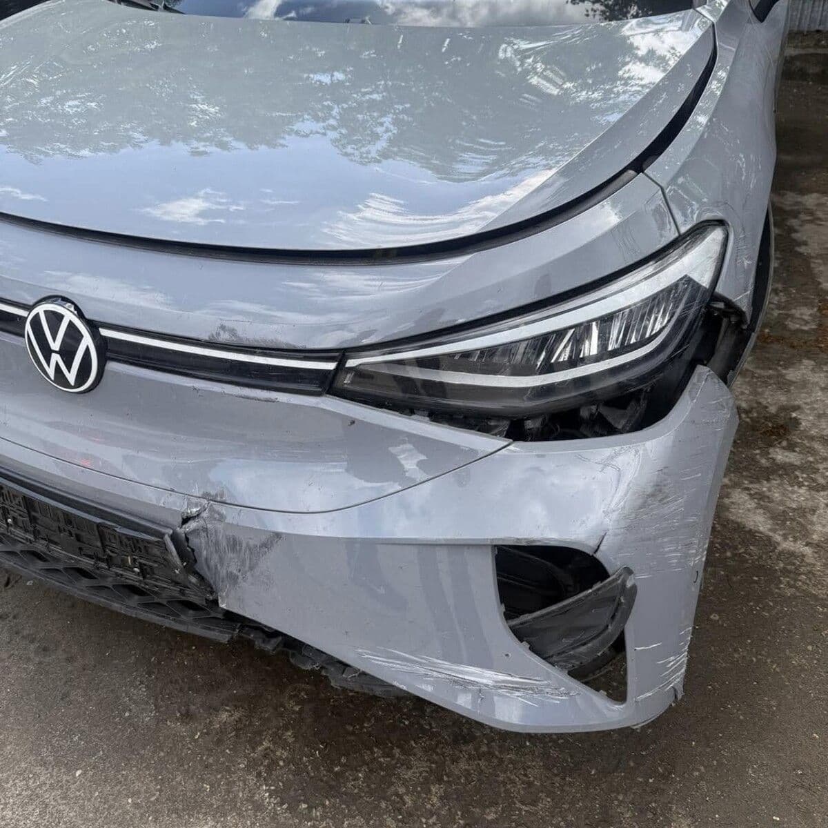Volkswagen ID 4 — uszkodzony przedni zderzak i maska przed naprawą powypadkową