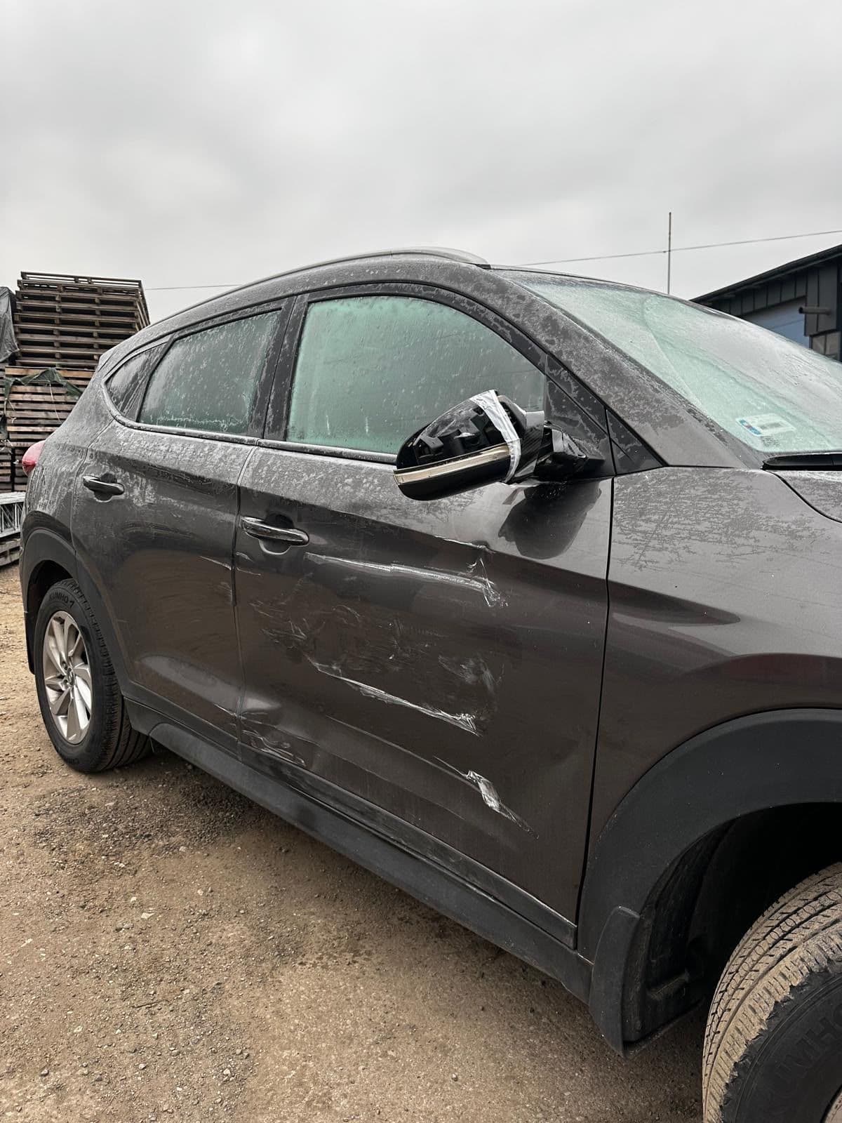 Hyundai Tucson — wgniecione drzwi i rozbite lusterko przed naprawą powypadkową