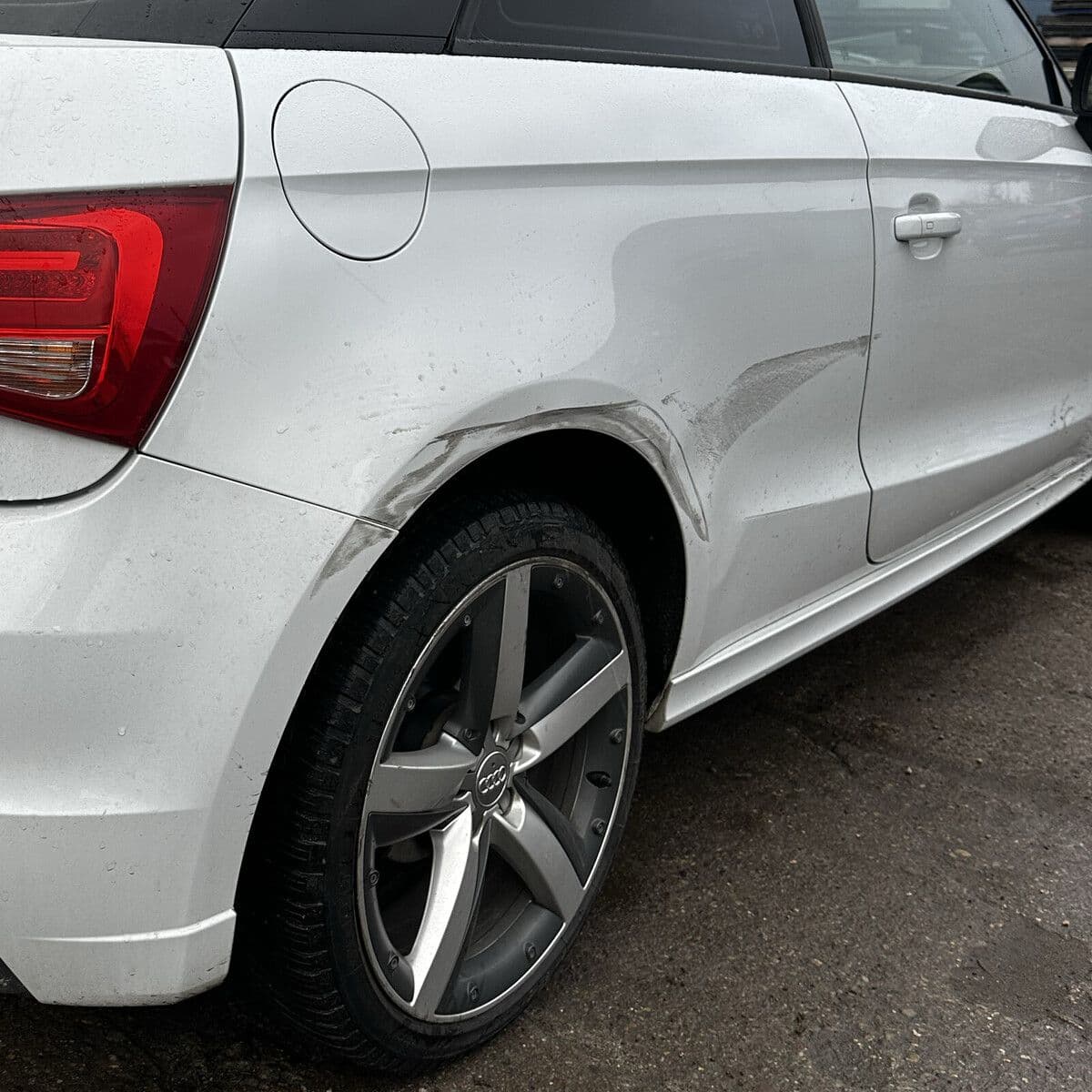 Audi A1 — otarty tylny błotnik i nadkole przed naprawą powypadkową