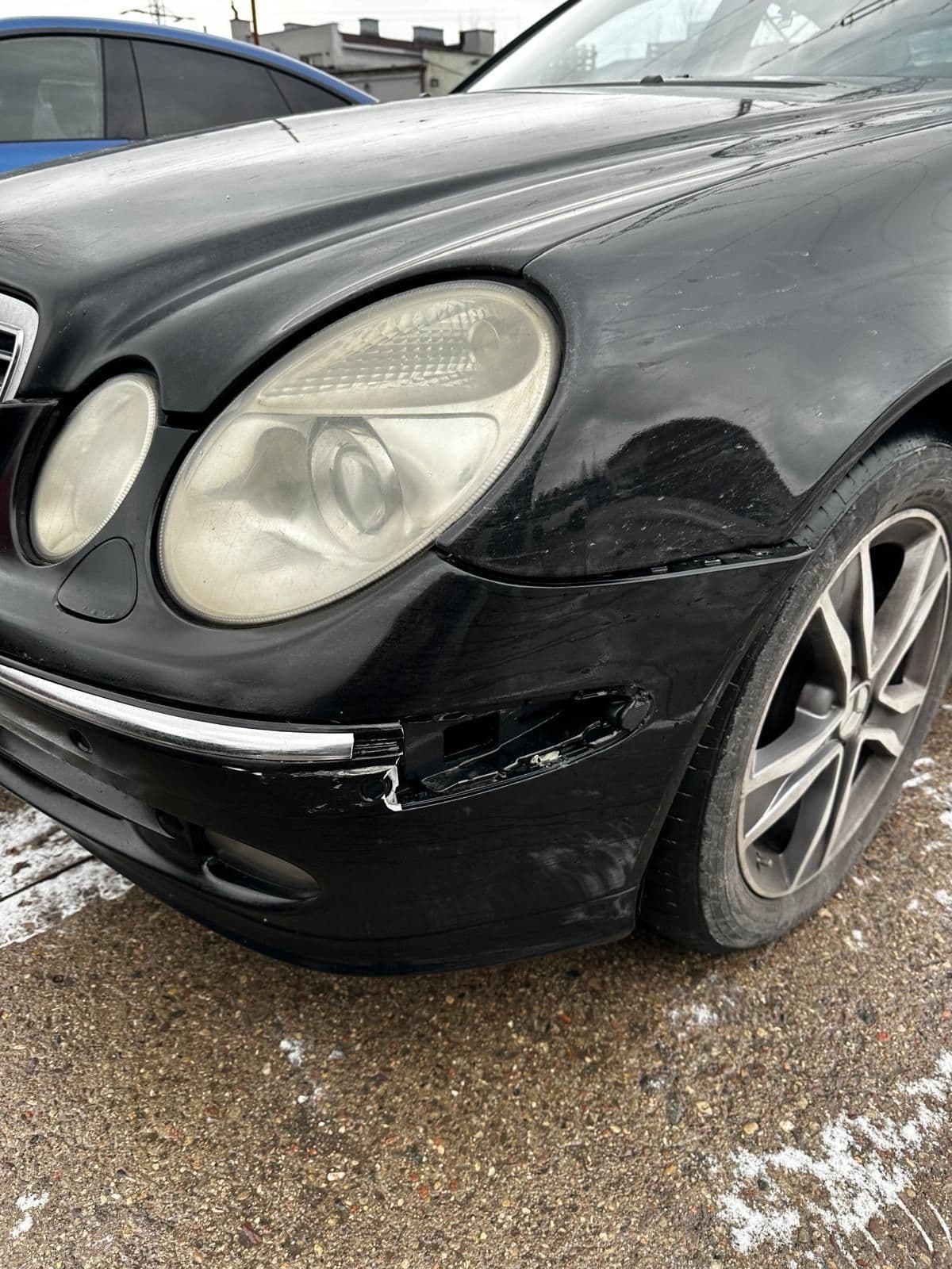 Mercedes klasy E — rozerwany przedni zderzak przed naprawą powypadkową