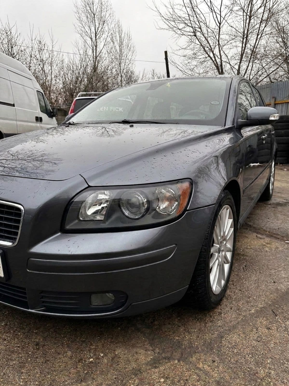 Volvo S40 — maska, zderzak przedni, błotnik przedni, reflektor po naprawie powypadkowej w Fleet Team