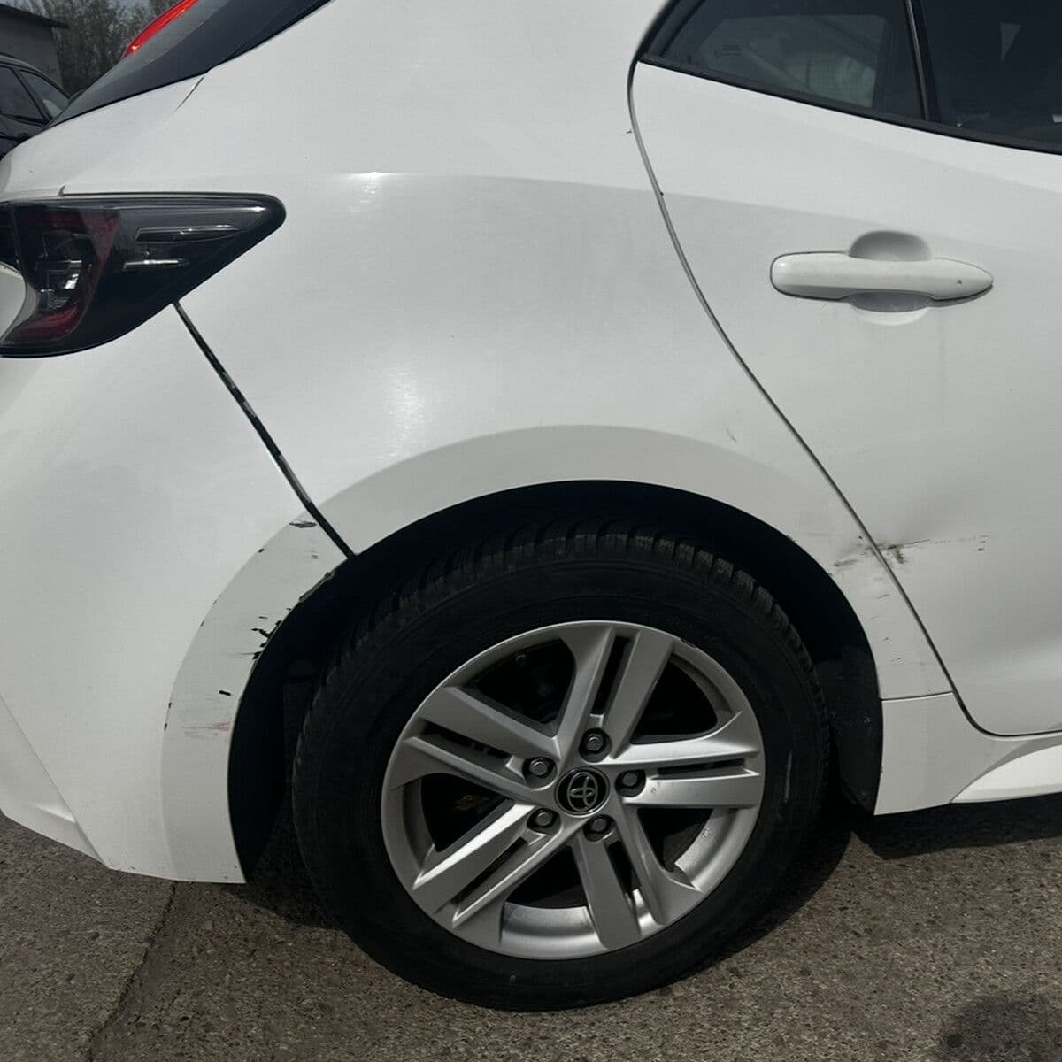 Toyota Corolla — wgnieciony tylny błotnik przed naprawą powypadkową