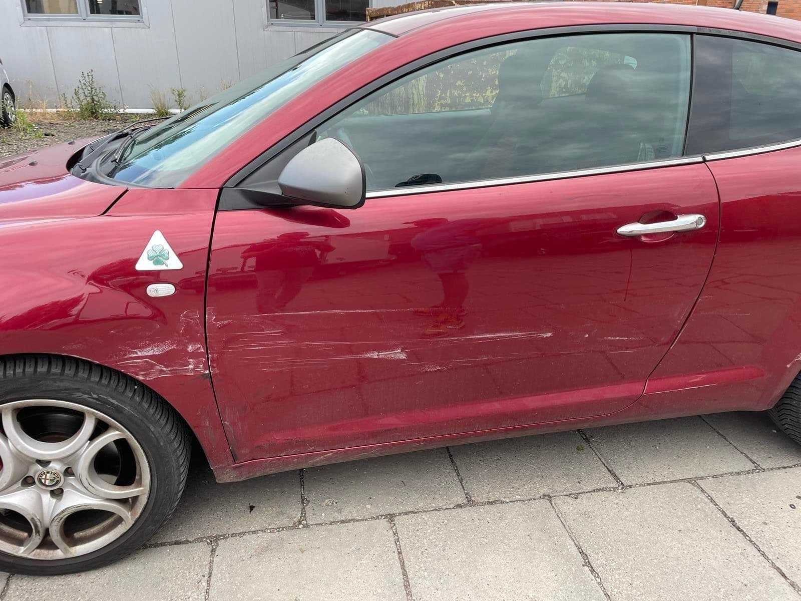 Alfa Romeo MiTo — otarty bok: drzwi i błotnik przed naprawą powypadkową