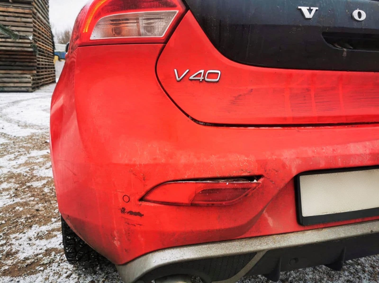 Volvo V40 — otarty tylny zderzak, wypchnięty odblask przed naprawą powypadkową