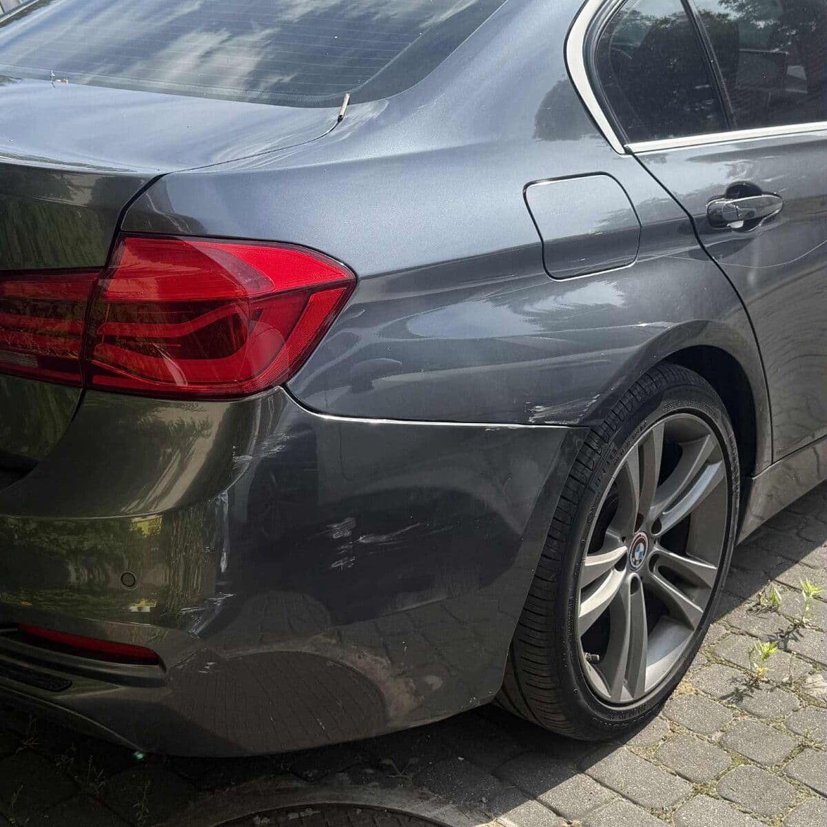 BMW seria 3 — otarcie tylnego zderzaka przed naprawą powypadkową