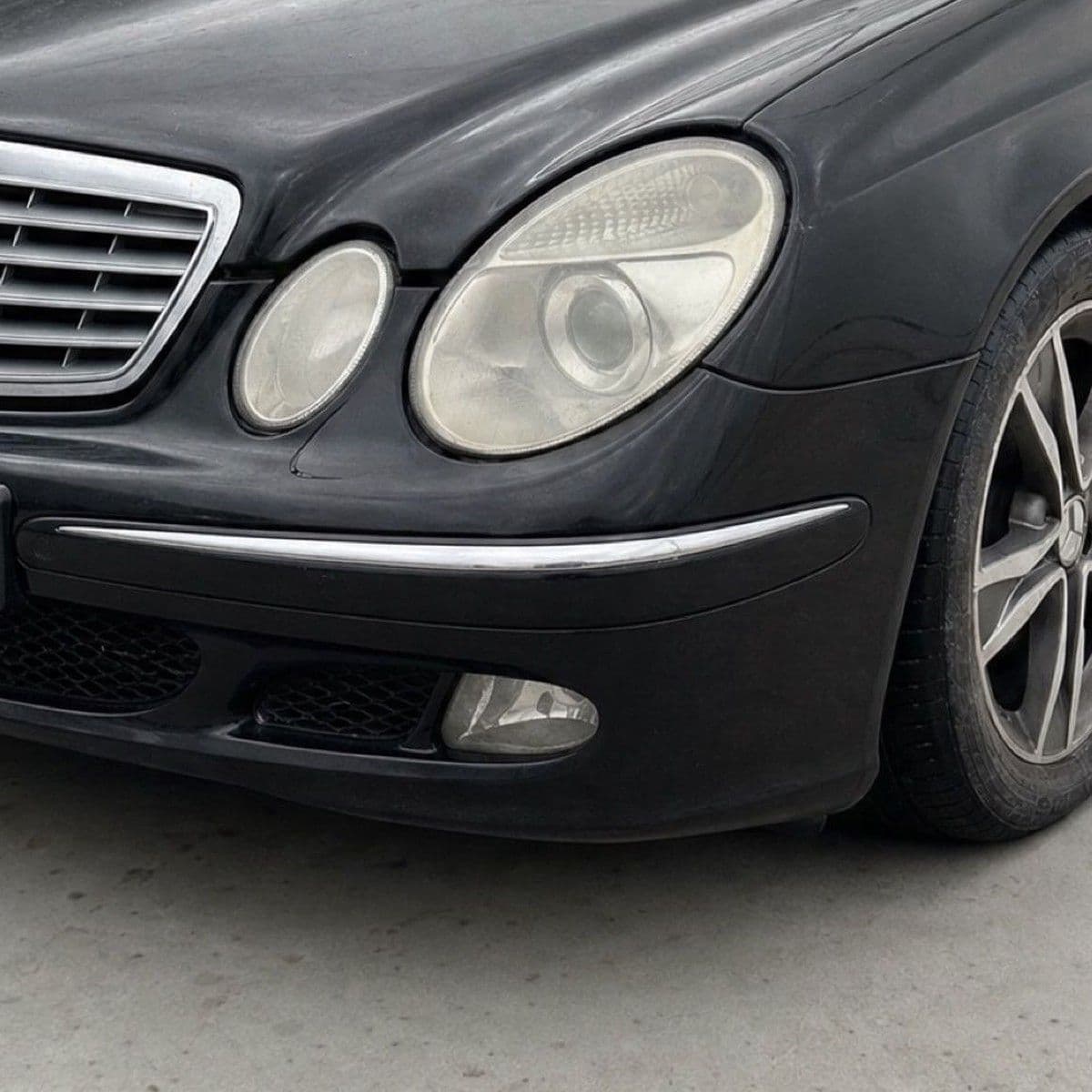 Mercedes klasy E — zderzak przedni, listwa, błotnik po naprawie powypadkowej w Fleet Team