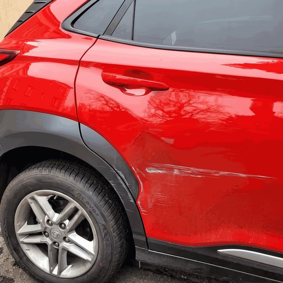 Hyundai — głęboka rysa na drzwiach przed naprawą powypadkową