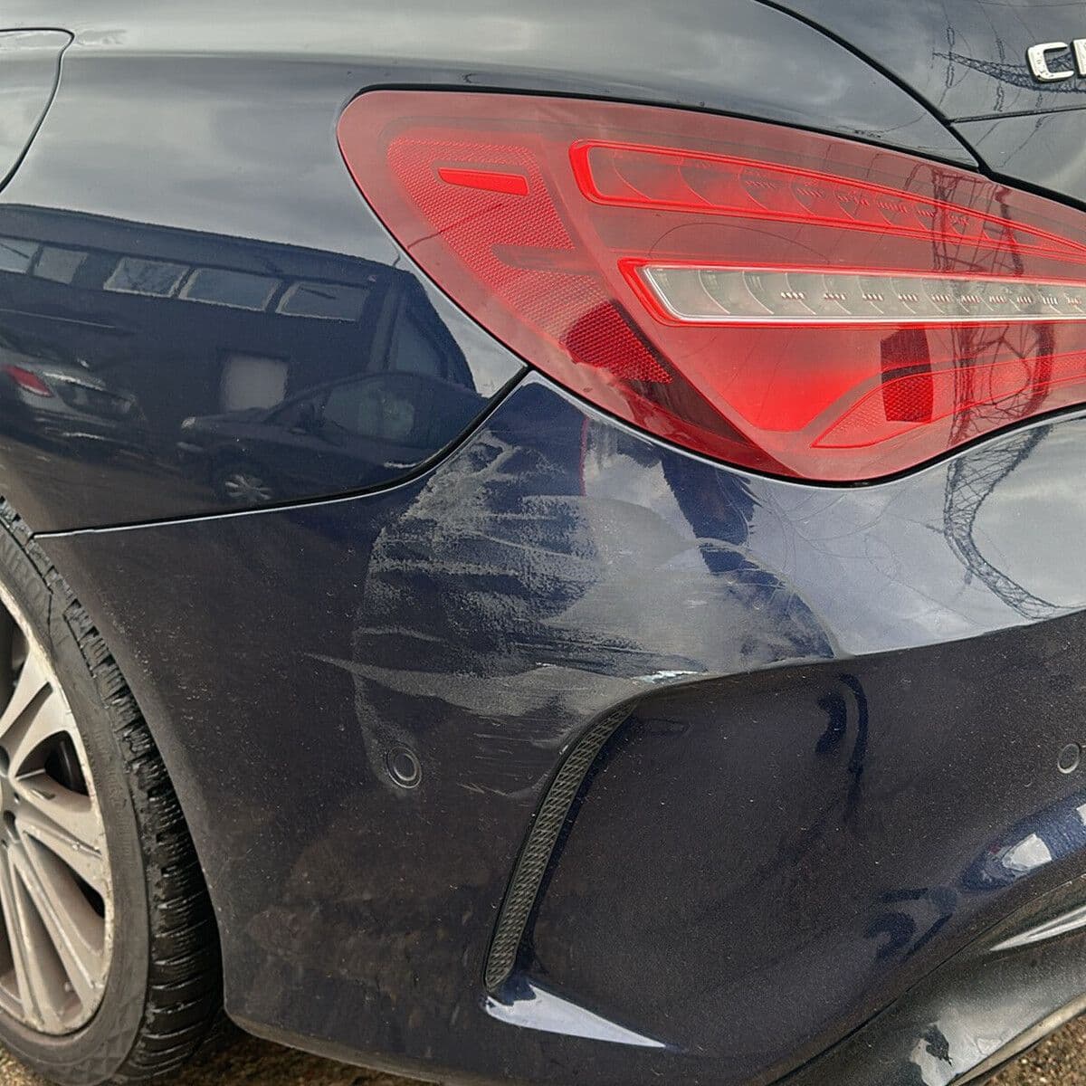 Mercedes CLA 250 — uszkodzony tylny zderzak i błotnik przed naprawą powypadkową